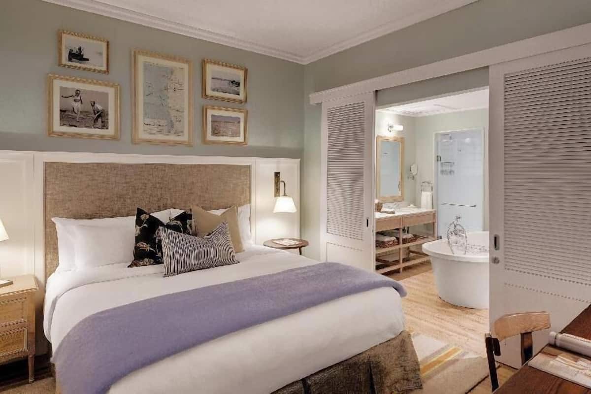 Minibar, caja de seguridad en la habitación y escritorio