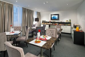 Free daily buffet breakfast - Bastion Hotel Budapest (Budapest)