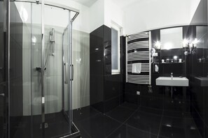 Bathroom | Free toiletries, hair dryer - Bastion Hotel Budapest (Budapest)