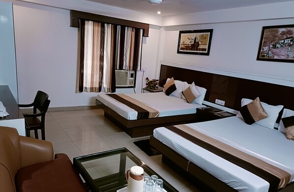 Familierom ( A/C ) | Safe på rommet, skrivebord, wi-fi (inkludert) og sengetøy