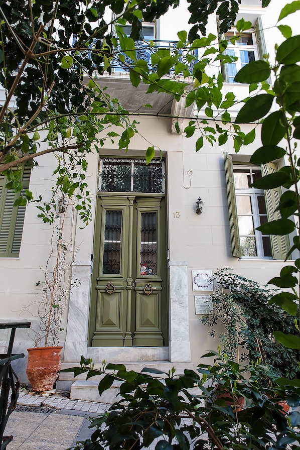Front of property - Athens Quinta - Hostel (Athens)