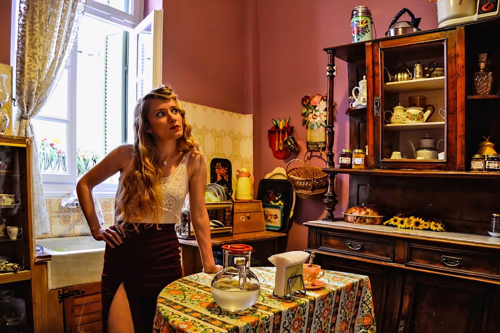 Full-sized fridge, microwave, cookware/dishes/utensils