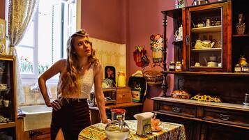 Refrigerador con congelador, microondas y utensilios de cocina