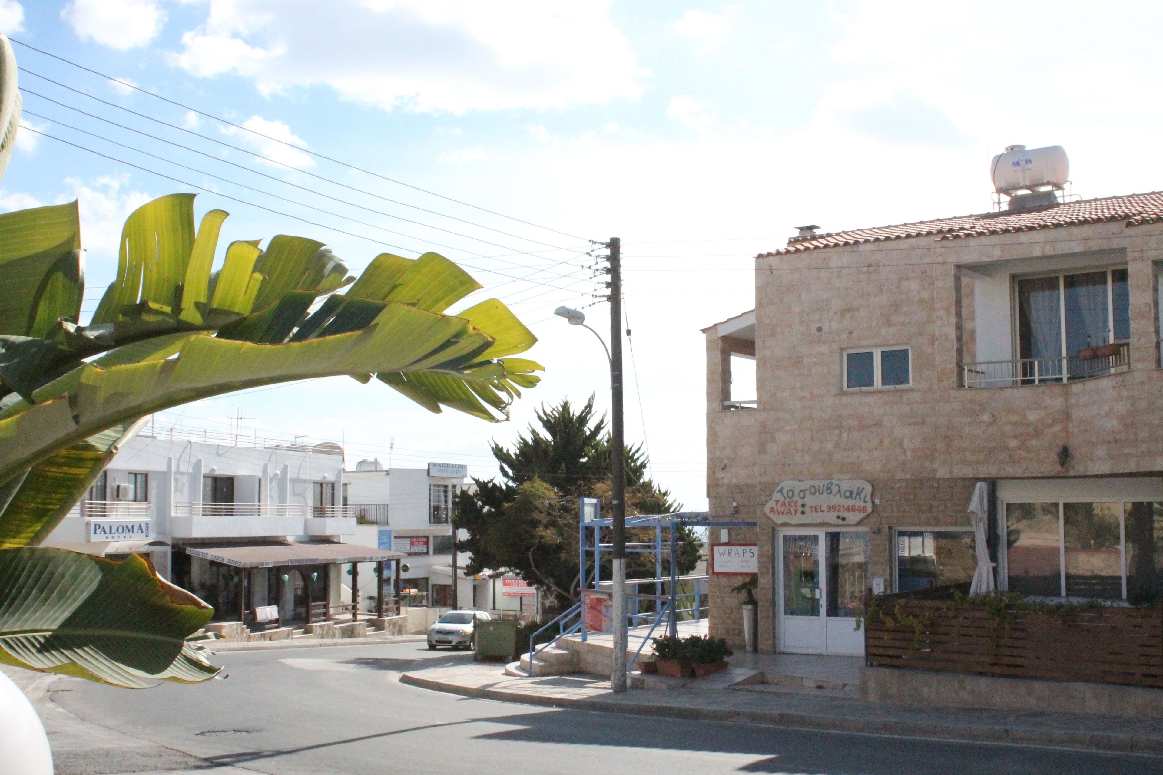 A street view with a building labeled "Koukoubakl" and a sign for "WRPS".