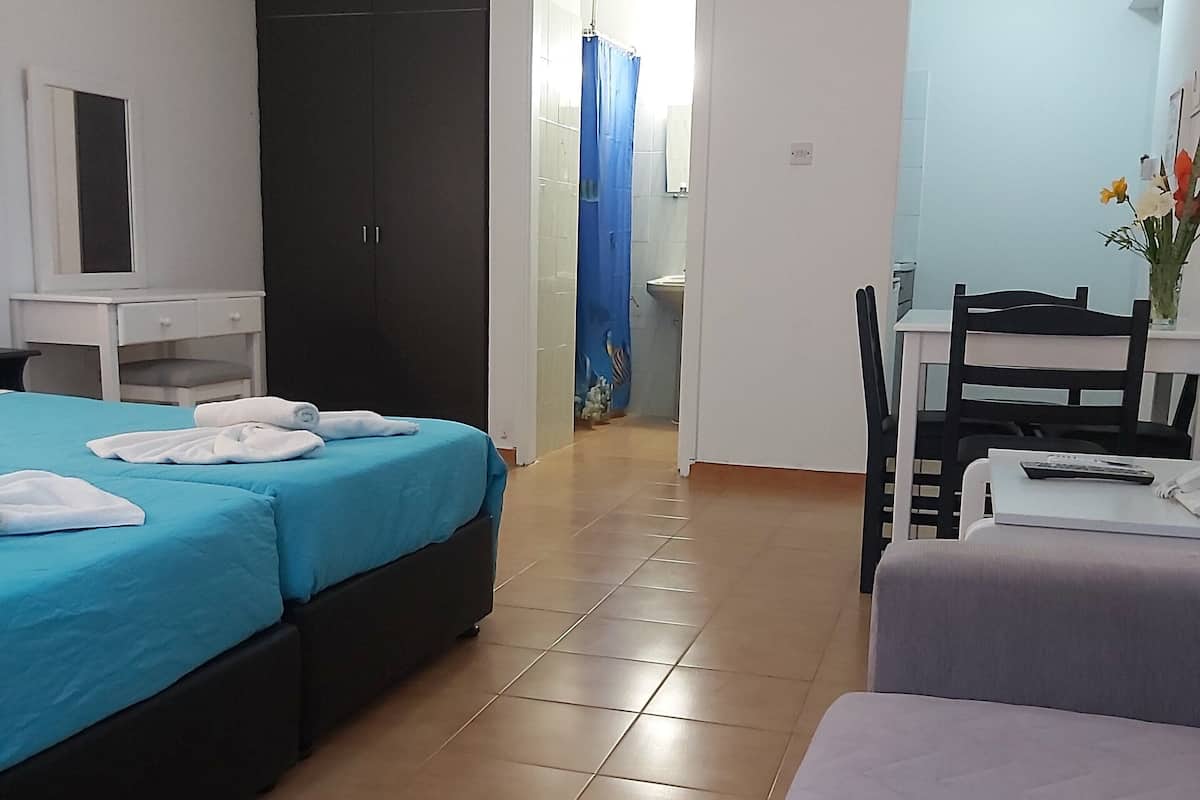 Standard Quadruple Room | 1 bedroom, desk, soundproofing, iron/ironing board