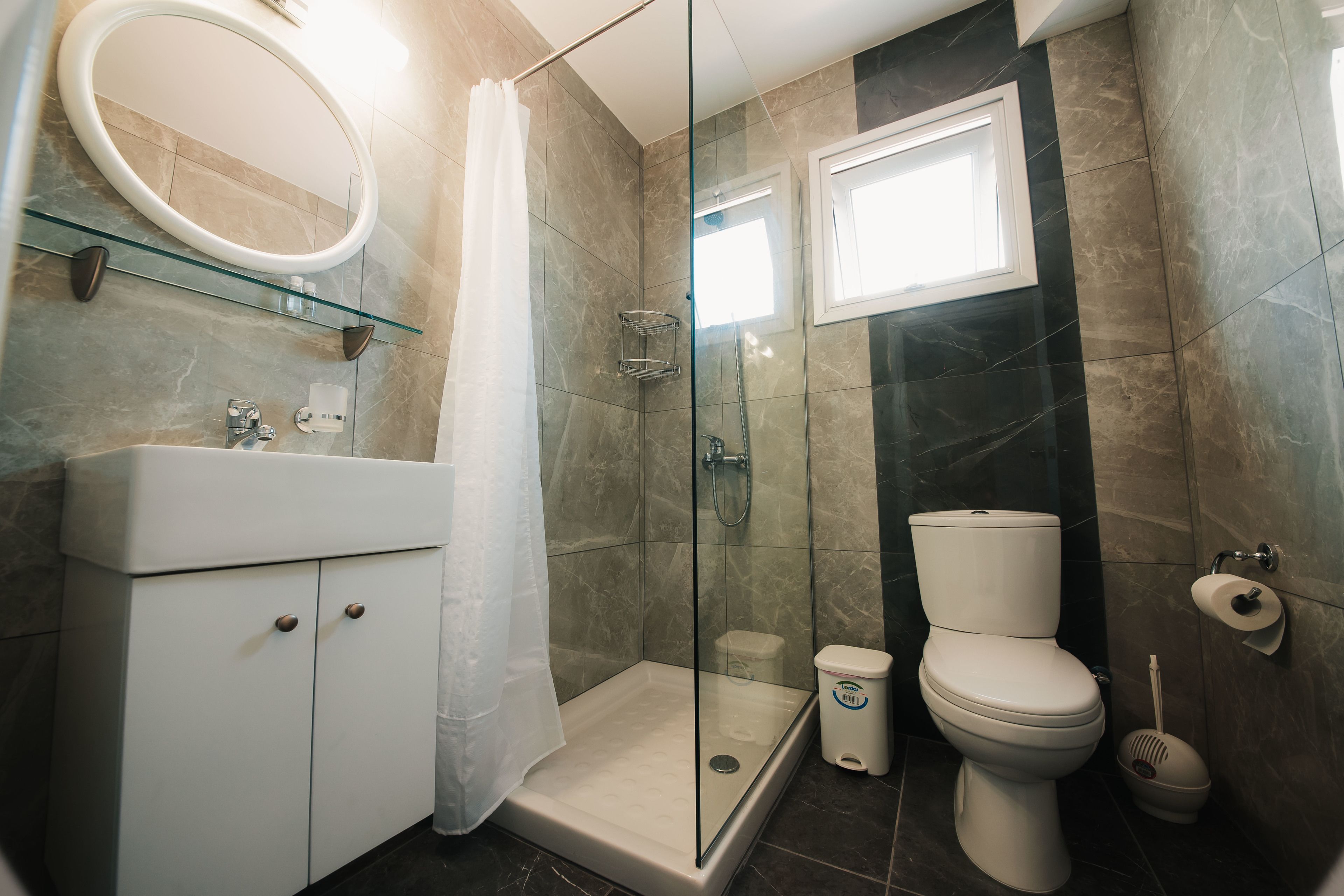 Een douche, gratis toiletartikelen, een haardroger, handdoeken