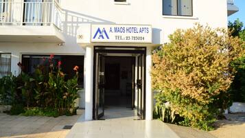 Pintu masuk properti