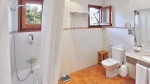 Vierbettzimmer | Badezimmer | Kostenlose Toilettenartikel, Haartrockner