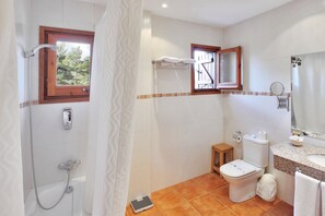 Quadruple Room | Bathroom