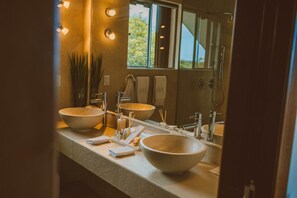 Honeymoon suite | Badkamer | Een douche, gratis toiletartikelen, een haardroger, badjassen