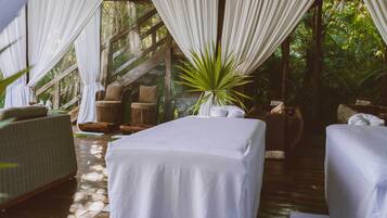 Couples treatment rooms, hot tub, body treatments, aromatherapy