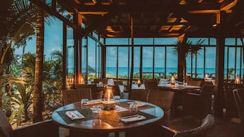供應早餐、午餐、晚餐;多國菜;海洋景