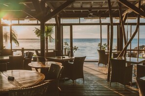 Petit déjeuner, déjeuner et dîner servis sur place, vue sur la mer