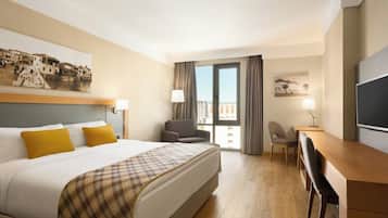 Deluxe Room | Minibar, in-room safe, desk, iron/ironing board
