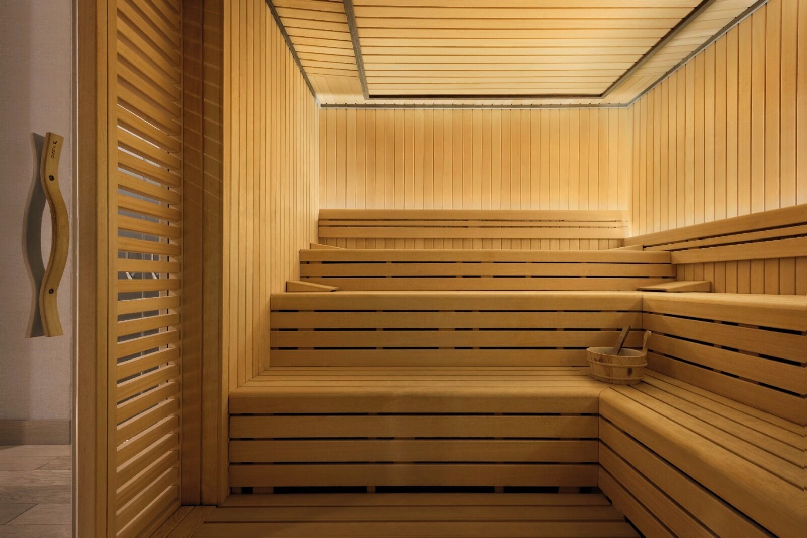 Una sauna con bancos de madera y un diseño de pared con listones.