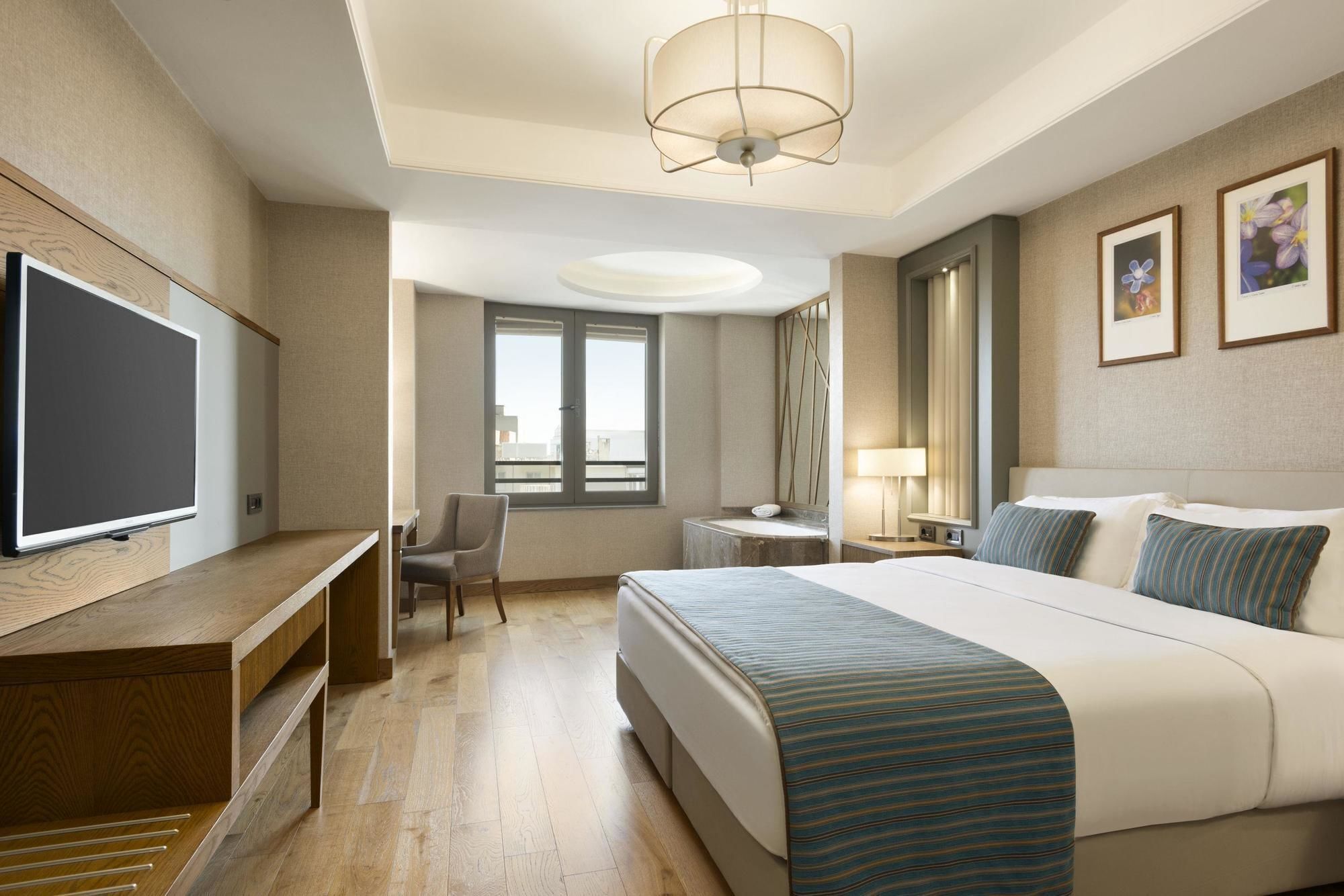 Minibar, in-room safe, desk, iron/ironing board
