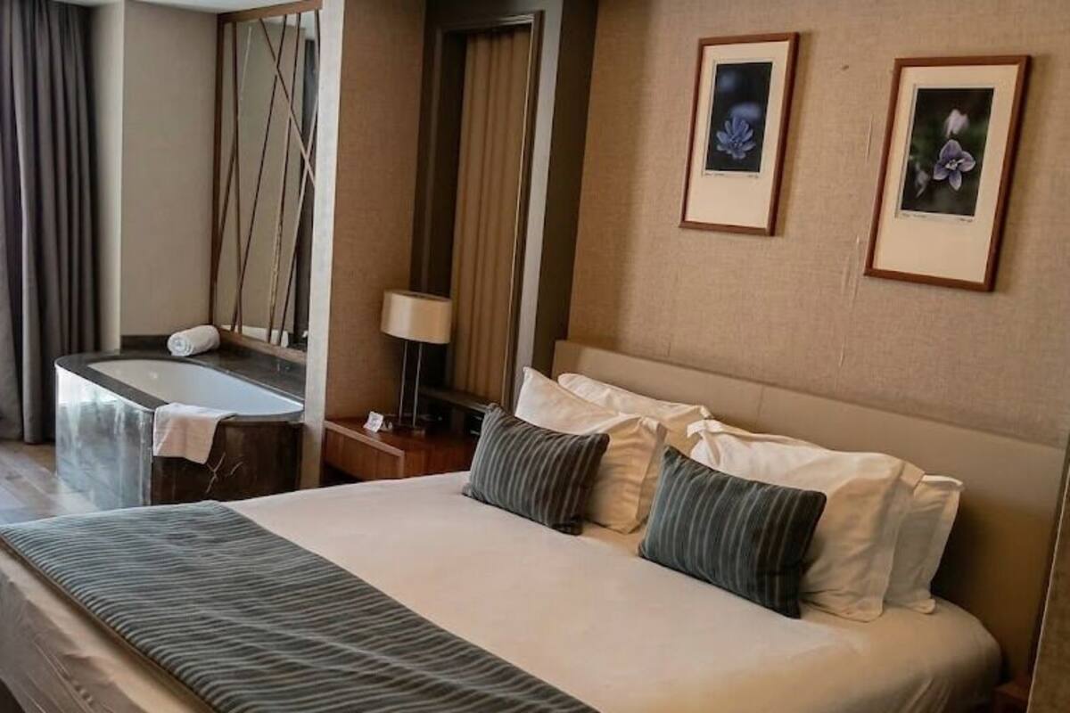 Executive suite, 1 kingsize bed, bubbelbad | Een minibar, een kluis op de kamer, een bureau