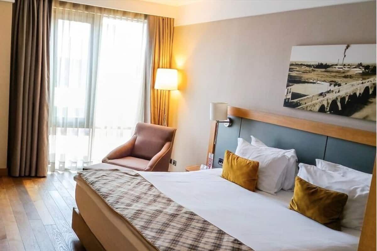 Kamer, 1 kingsize bed | Een minibar, een kluis op de kamer, een bureau