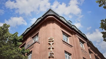 Ein Gebäude, auf dessen Fassade der Schriftzug 'SYTE' gut sichtbar angebracht ist.