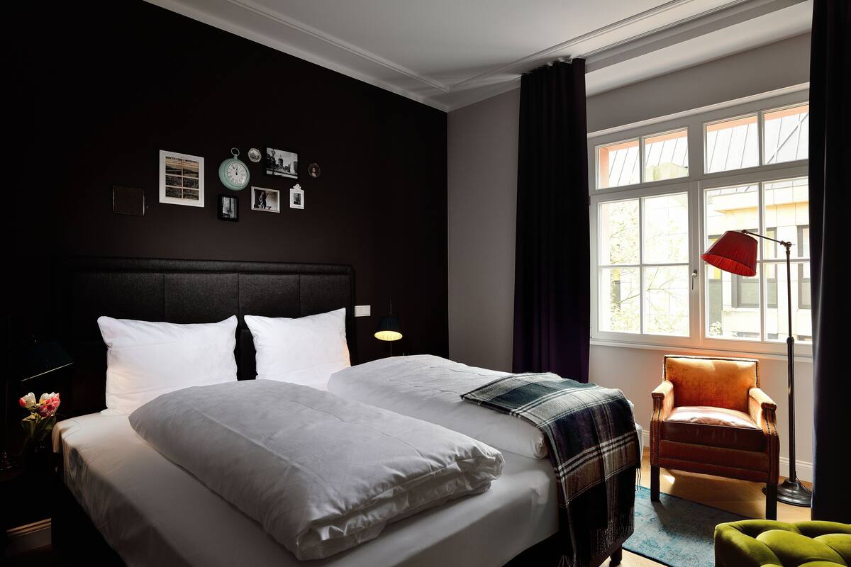 medium room | premium bedding, in-room safe, desk, blackout curtains