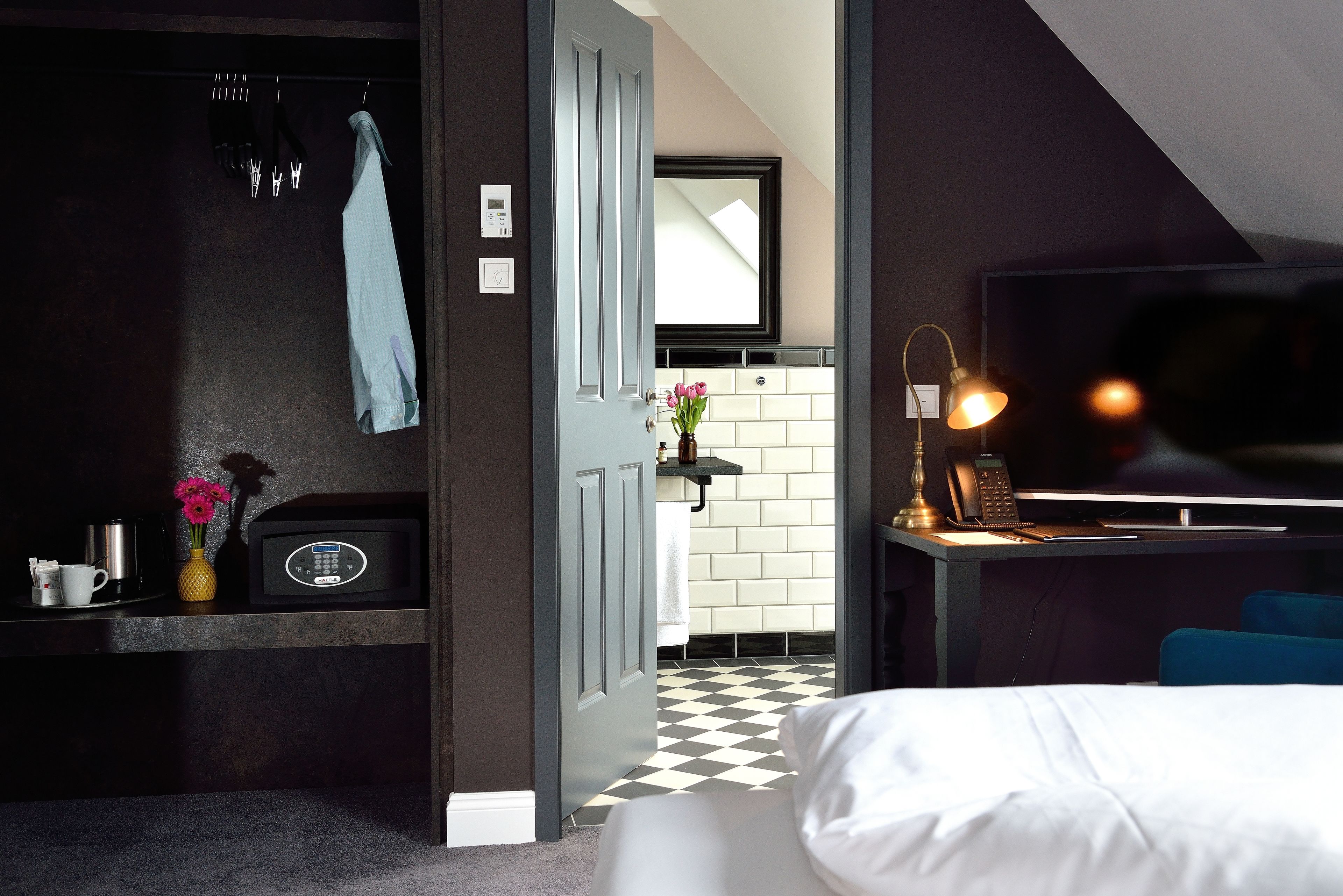 Classic-Zimmer | Hochwertige Bettwaren, Zimmersafe, Schreibtisch, Verdunkelungsvorhänge