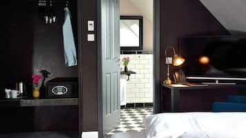 Classic Room | Premium bedding, in-room safe, desk, blackout curtains