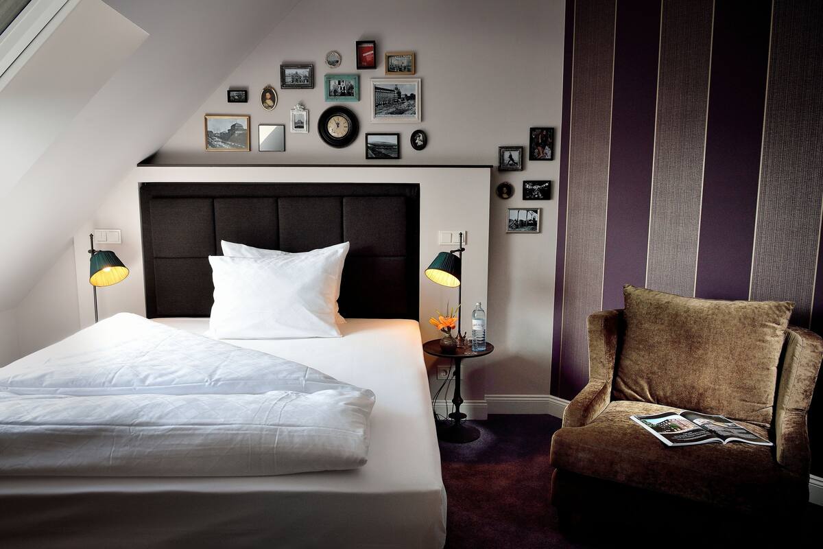 Classic Room | Premium bedding, in-room safe, desk, blackout drapes