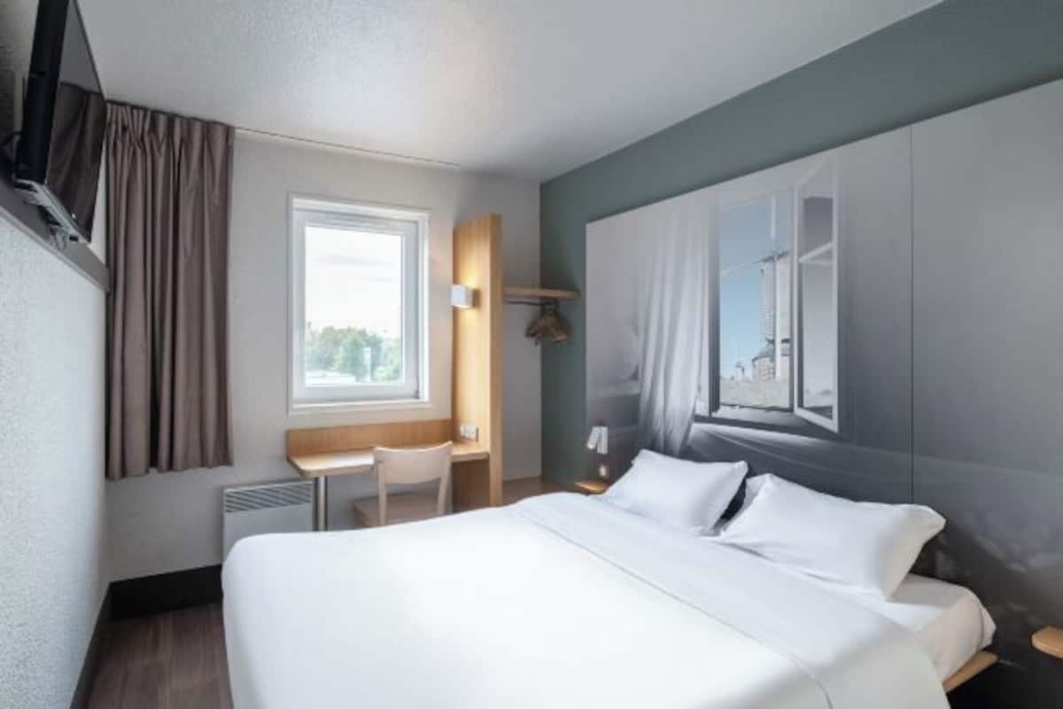 Premium bedding, desk, soundproofing, free WiFi