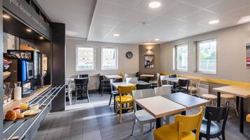 Petit déjeuner buffet servi tous les jours en supplément