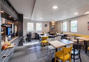 Daily buffet breakfast for a fee - B&B HOTEL Lille Lezennes Grand Stade (Lezennes)