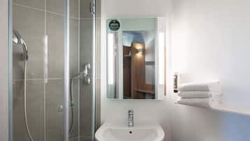 Douche, serviettes fournies