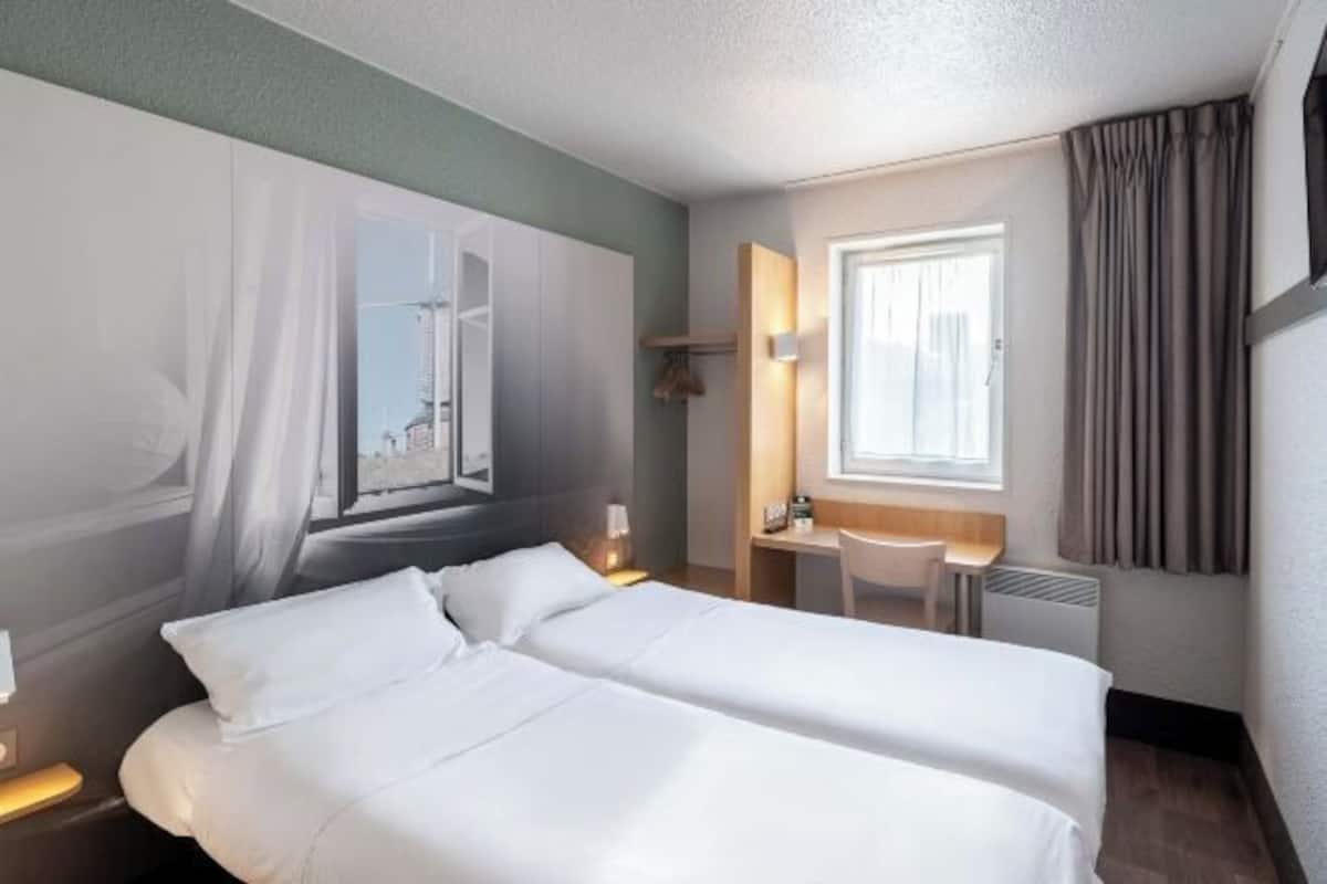 Premium bedding, desk, soundproofing, free WiFi