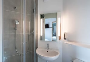 Shower, towels - B&B HOTEL Lille Lezennes Grand Stade (Lezennes)