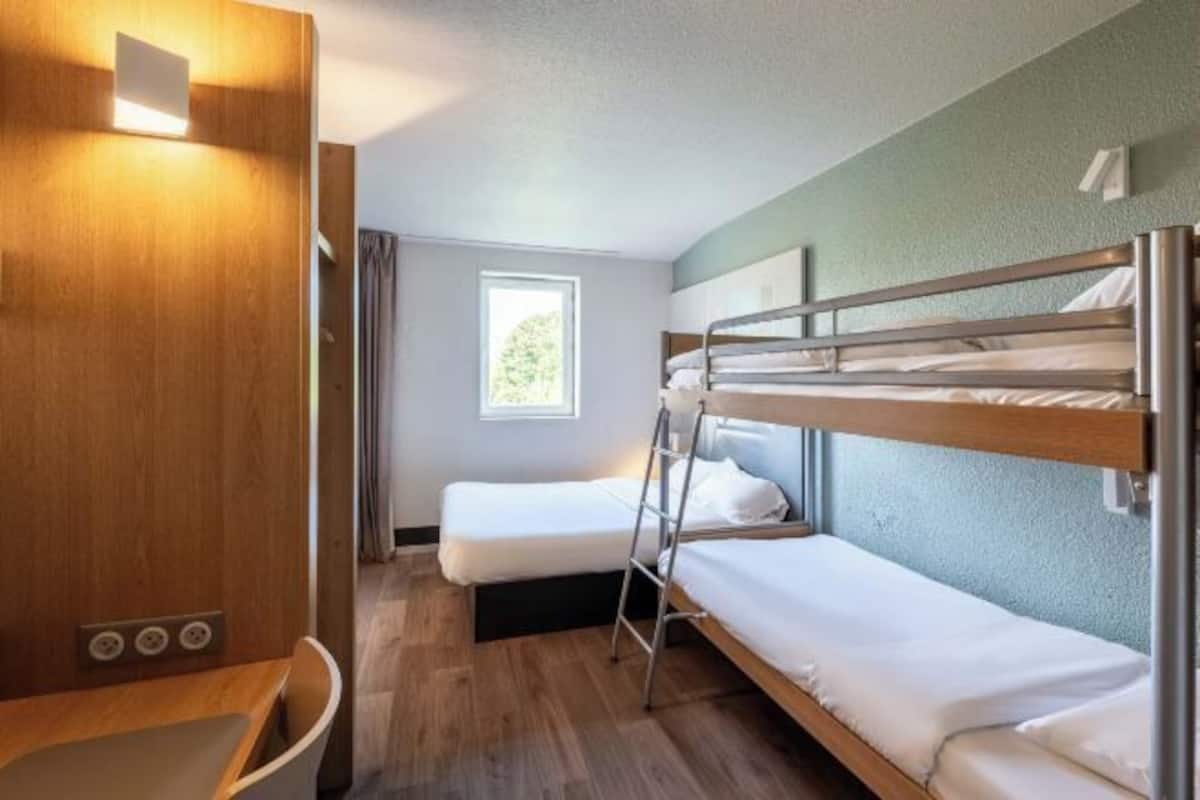Premium bedding, desk, soundproofing, free WiFi