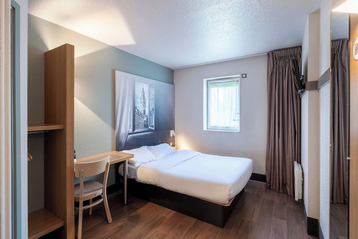 Hochwertige Bettwaren, Schreibtisch, schallisolierte Zimmer