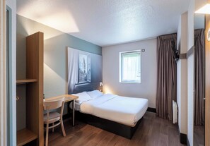 Hochwertige Bettwaren, Schreibtisch, schallisolierte Zimmer