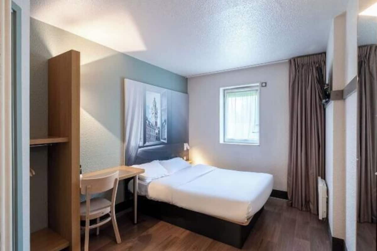 Premium bedding, desk, soundproofing, free WiFi