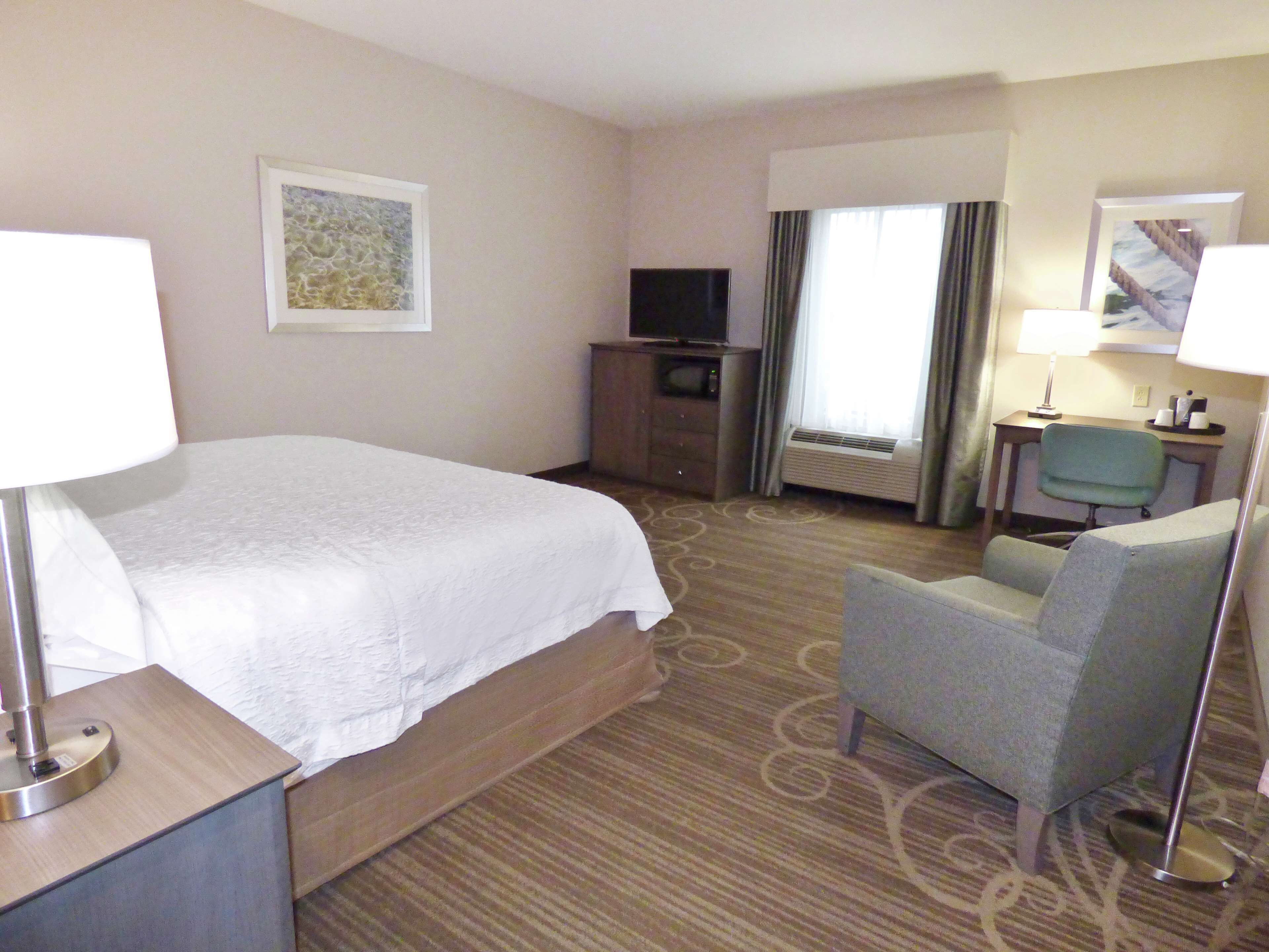 Zimmersafe, laptopgeeigneter Arbeitsplatz, Verdunkelungsvorhänge