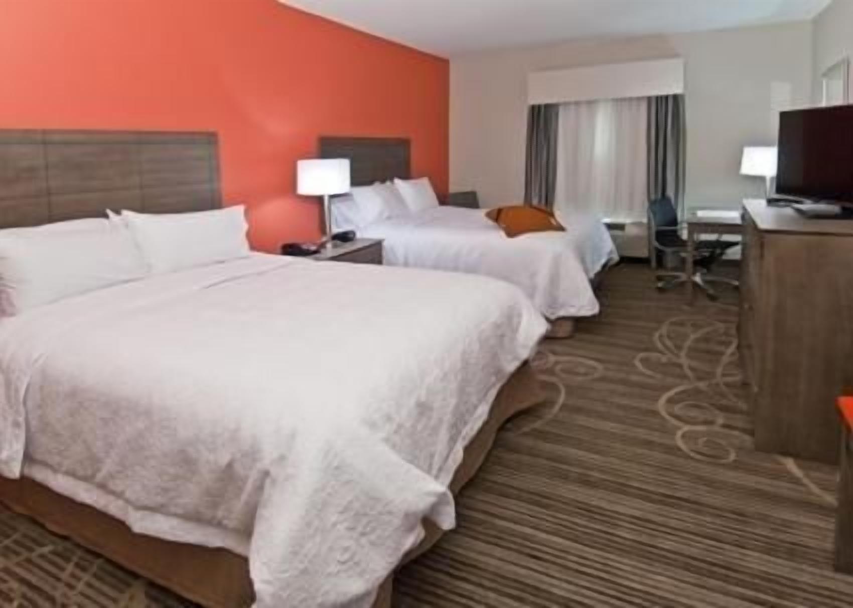 Zimmersafe, laptopgeeigneter Arbeitsplatz, Verdunkelungsvorhänge