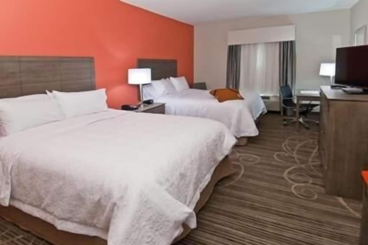 Zimmersafe, laptopgeeigneter Arbeitsplatz, Verdunkelungsvorhänge