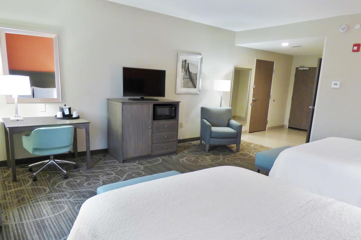 Quarto, 2 camas Queen, acessível, banheira | Cofres nos quartos, espaço de trabalho para notebook, cortinas blackout