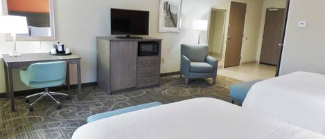 Kamer, 2 queensize bedden, toegankelijk voor mindervaliden, bad | Een kluis op de kamer, een laptopwerkplek, verduisterende gordijnen