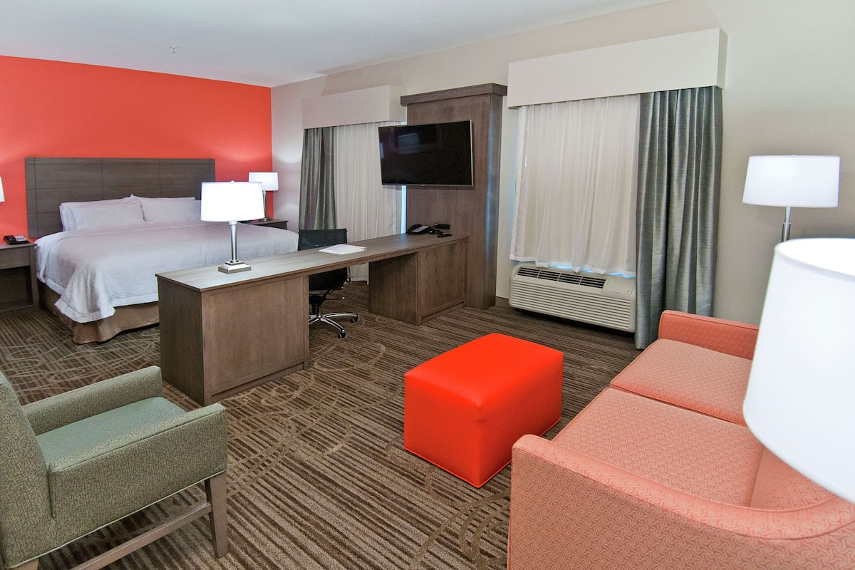 Studio, 1 King Bed | In-room safe, laptop workspace, blackout drapes, soundproofing
