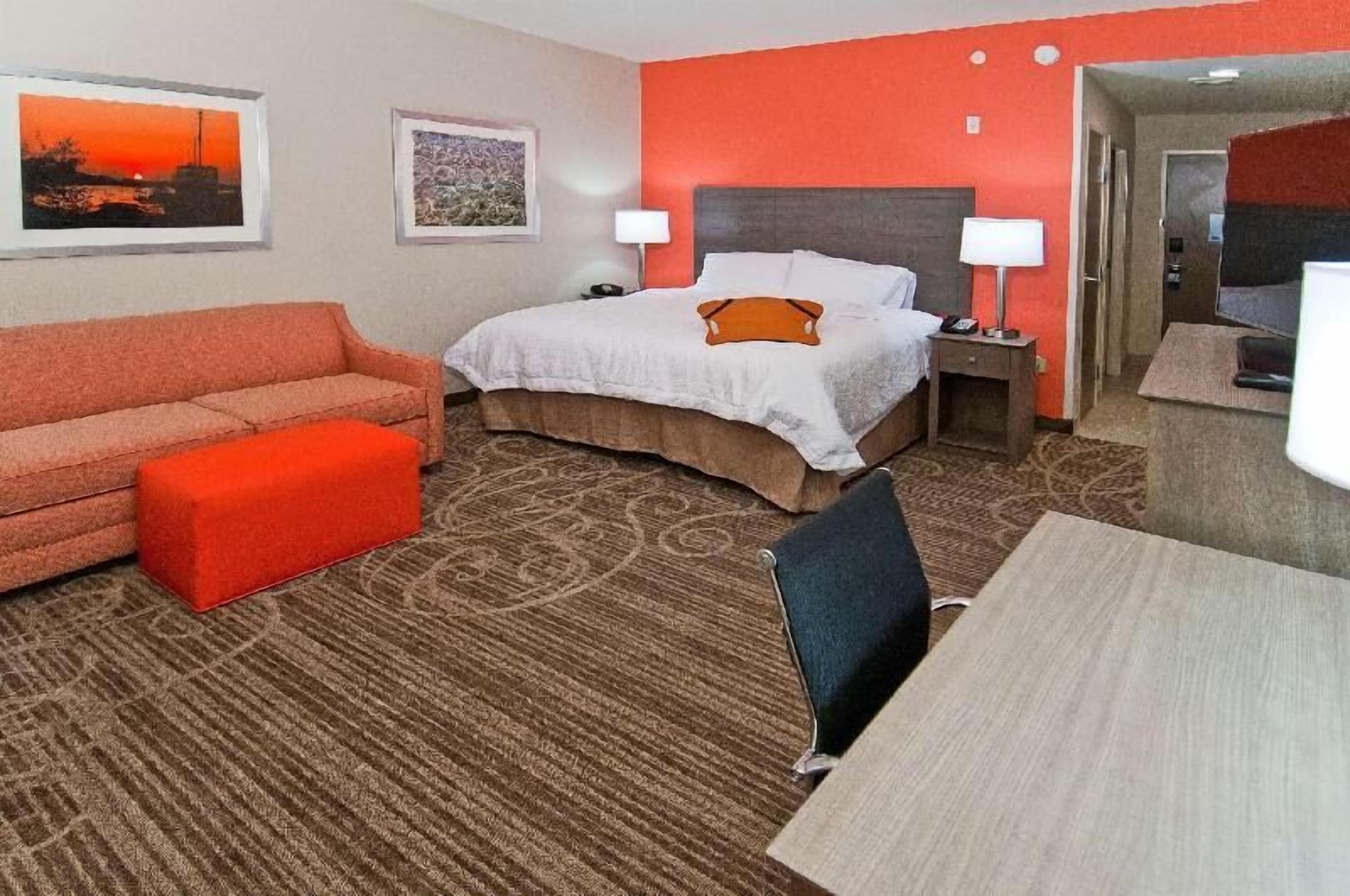 Zimmersafe, laptopgeeigneter Arbeitsplatz, Verdunkelungsvorhänge