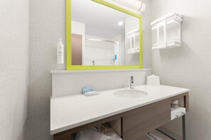 Zimmer, 1 King-Bett, Kühlschrank und Mikrowelle | Badezimmer | Dusche, Hydromassagedusche, kostenlose Toilettenartikel, Haartrockner