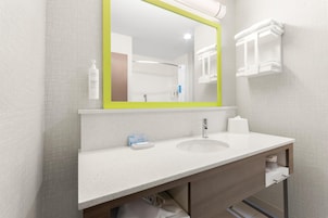 Quarto, 1 cama King, geladeira e micro-ondas | Banheiro | Chuveiro, ducha de hidromassagem, produtos de toalete grátis