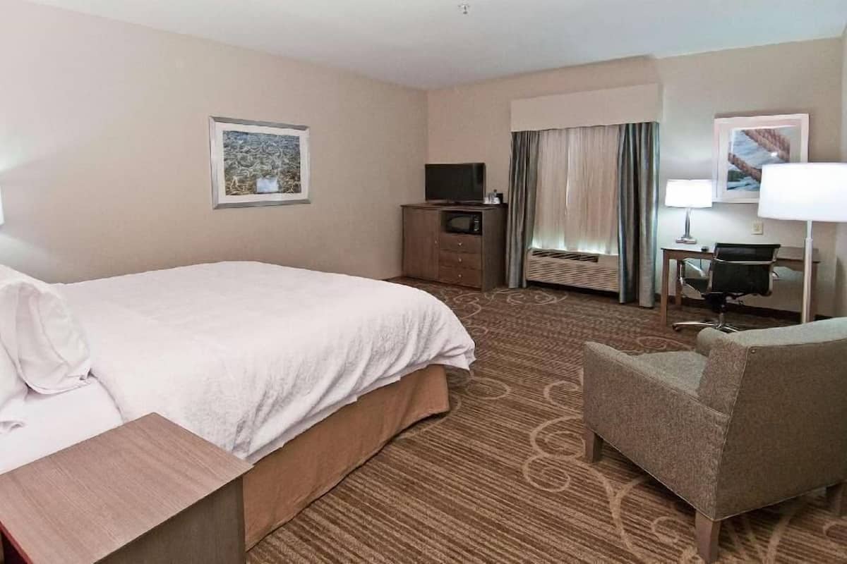 Zimmersafe, laptopgeeigneter Arbeitsplatz, Verdunkelungsvorhänge