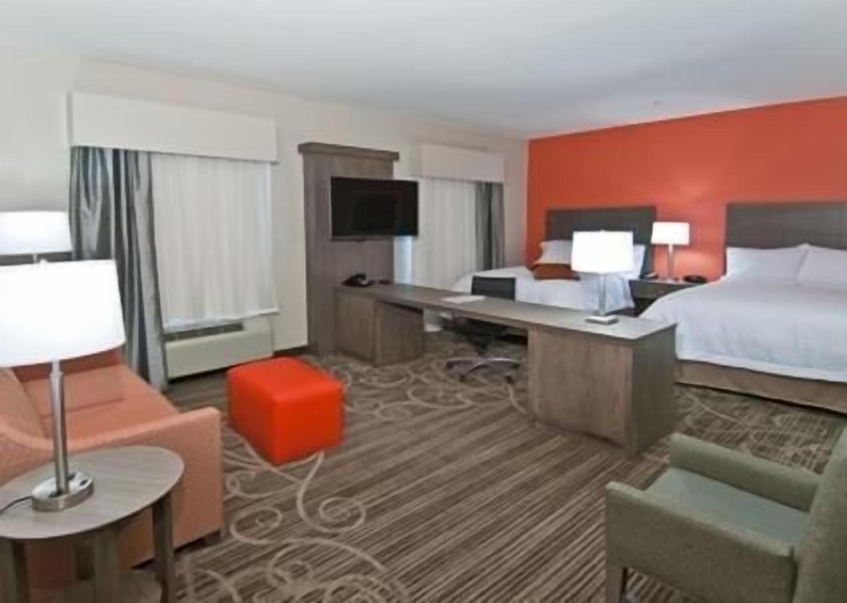 Zimmersafe, laptopgeeigneter Arbeitsplatz, Verdunkelungsvorhänge