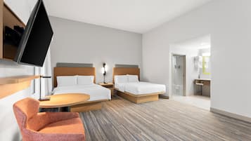 Studiolejlighed - 2 queensize-senge | Pengeskab på værelset, arbejdsområde til bærbare computere