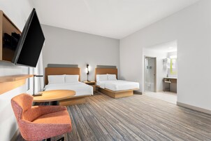 Caja de seguridad en la habitación y espacio para trabajar con laptop 